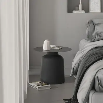 Šiaurės miegamojo lovos pusėje kelias wabi-sabi minimalistinio stiliaus geležies staliukas kūrybinė asmenybė mažas žurnalinis staliukas muebles